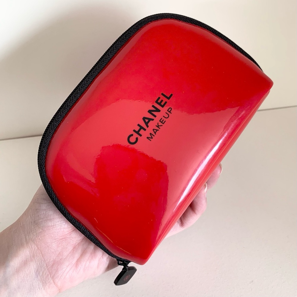 Hold Chanel Red zippy pouch - Picture 3 of 15